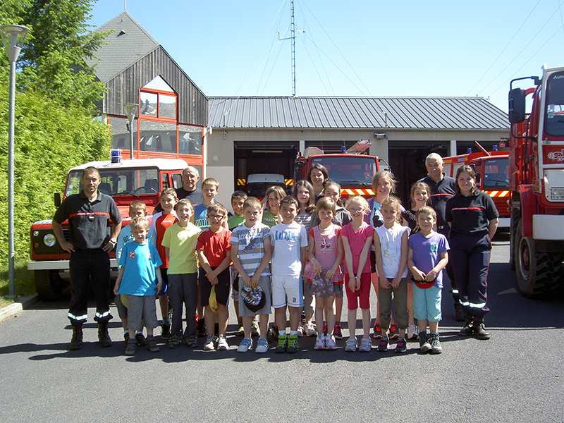 Photo souvenir de la visite aux pompiers des élèves de Sainte Colombe de Peyre.